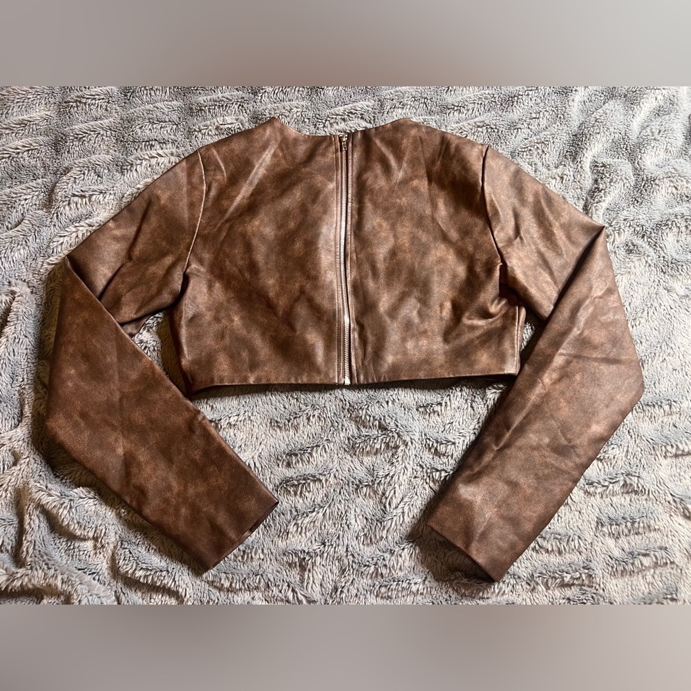 Like new fashion nova back zip faux leather crop top - Picture 6 of 6